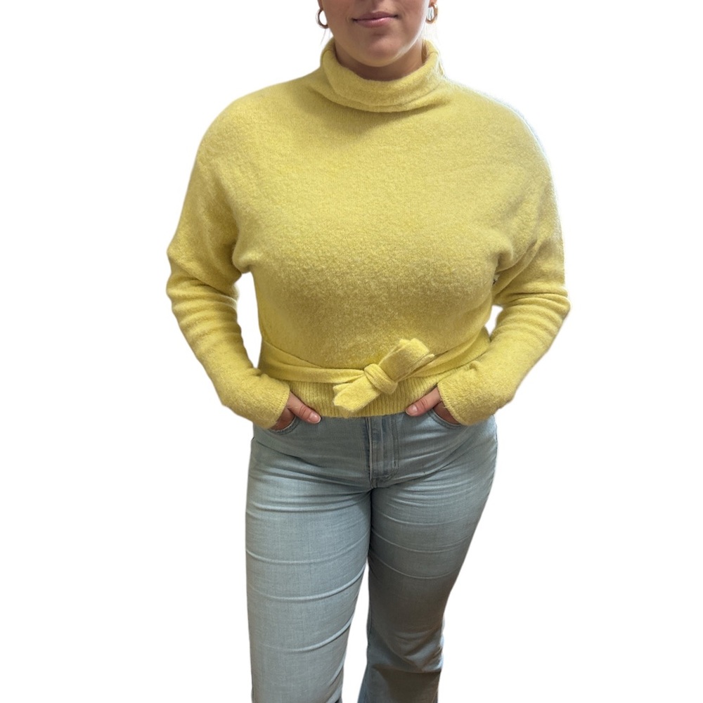 ☀️ Aritzia. Soft yellow Wilfred turtleneck with a bow size S